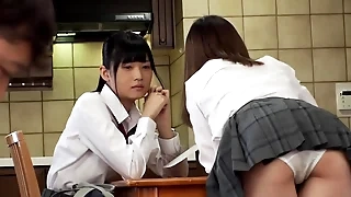 https://bit.ly/3GJwMyr　友達のJ○妹が小悪魔な笑みを浮かべパンチラで誘惑！ムレムレパンティで激しい顔騎&尻コキ責めで弄ばれて…　友達には内緒で妹の敏感生マ○コをがっつりハメまくる！【パート1】