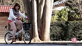 水色の下着がチラリと覗く変態自転車ライド [bunc 001]