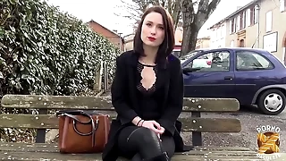 Alice, coquine sexy, veut une baise abiding avec young gentleman collègue